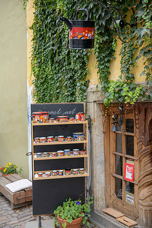 20250905 Emaille Produkte Czesky Krumlov 850_1474 © Ludo Segers Photography