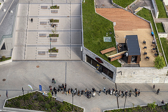 Waiting in front of the Artery Business Centre Open House Vilnius © Ludo Segers Photography