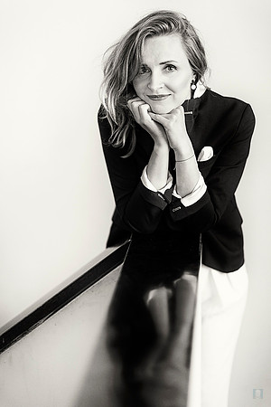 Artistic black and white portrait of Brigita in a thoughtful pose by Ludo Segers