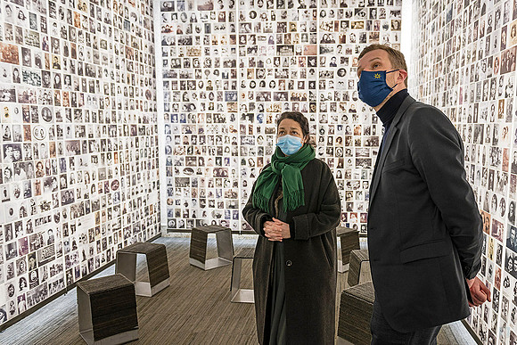 Minister Landsbergis at Shoa Memorial in Paris Photo © Ludo Segers