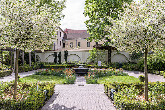 Wedding park at Bernardine Garden Open House Vilnius © Ludo Segers Photography
