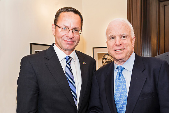130918 Seimas Capitol Ambassador Zygimantis Pavilionis and Senator John McCain148 © Photo Ludo Segers  LANDSCAPE