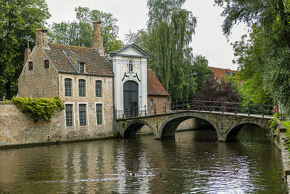 Style and Substance in Bruges 30 x 45 cm 1/15
