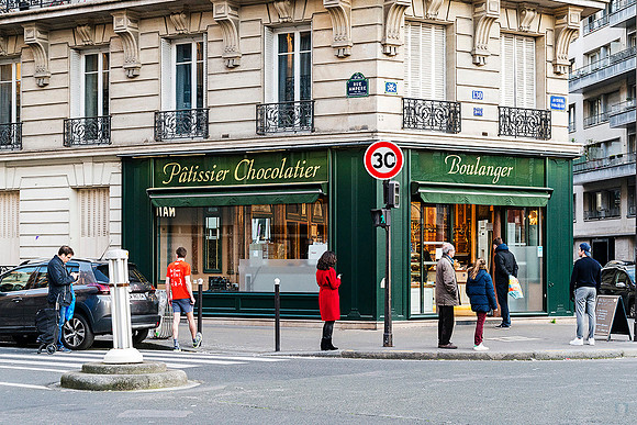 20200318 Keeping distance whilst waiting in front of bakery in Paris during the Corona Virus Lock down 9851 Photo © Ludo Segers