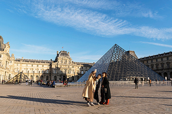 Three Japanese ladies making a last selfie on Sunday before an already closed Louvre before the full lockdown � Ludo Segers @ The Lithuania Tribune