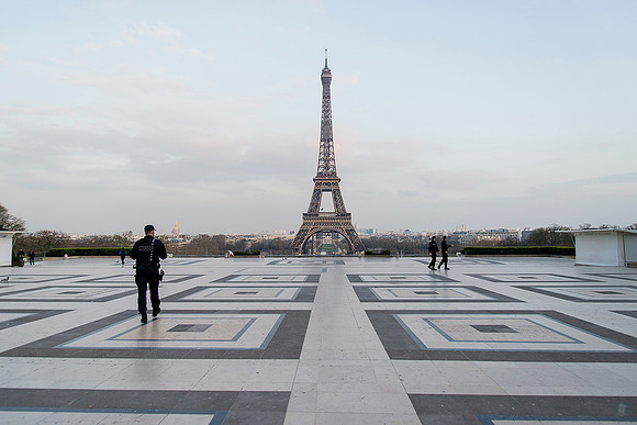 Trocadero is usually filed with tourist admiring the Eiffel tower  � Ludo Segers