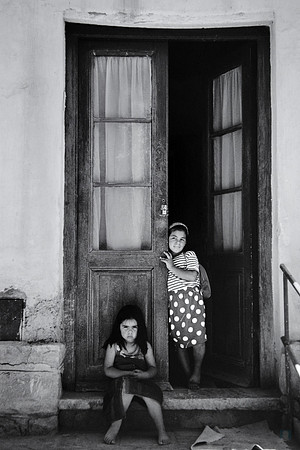Two Girls, Juyjuy 30 x 45 cm